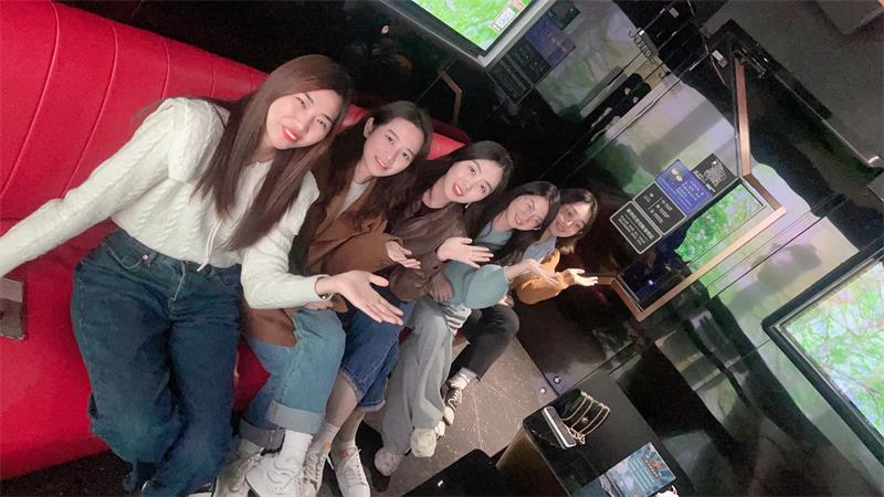 行政部女職工.jpg